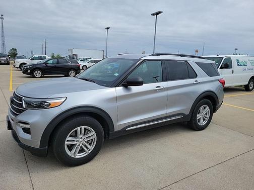 Iconic Silver Metallic 2022 Ford Explorer XLT