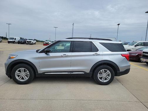 Iconic Silver Metallic 2022 Ford Explorer XLT