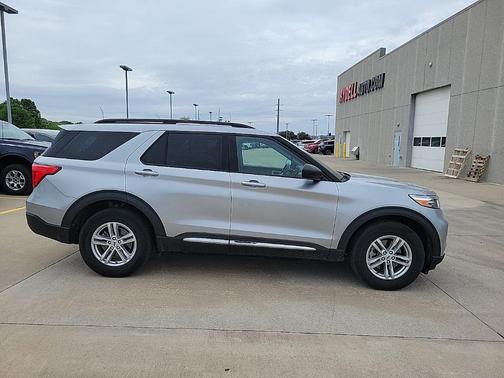 Iconic Silver Metallic 2022 Ford Explorer XLT