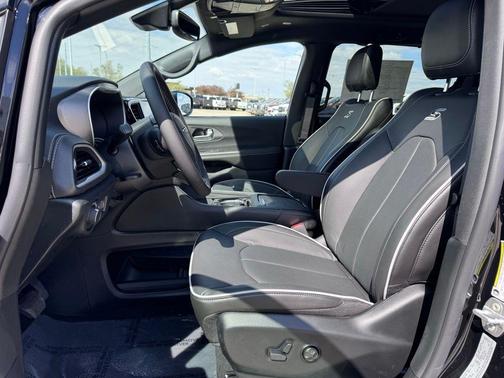 Diamond Black Crystal Pearlcoat 2027 Chrysler Pacifica Limited