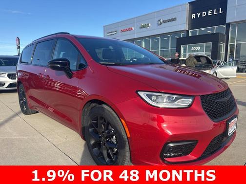Red Hot Pearlcoat 2026 Chrysler Pacifica L