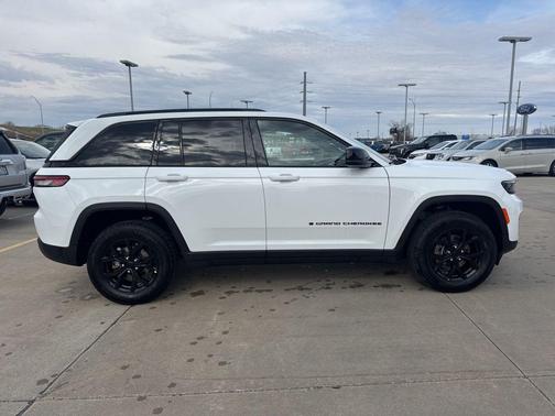 Bright White Clearcoat 2025 Jeep Grand Cherokee Altitude