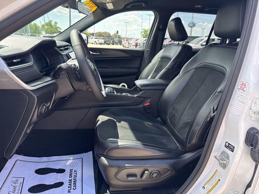 Bright White Clearcoat 2025 Jeep Grand Cherokee Altitude