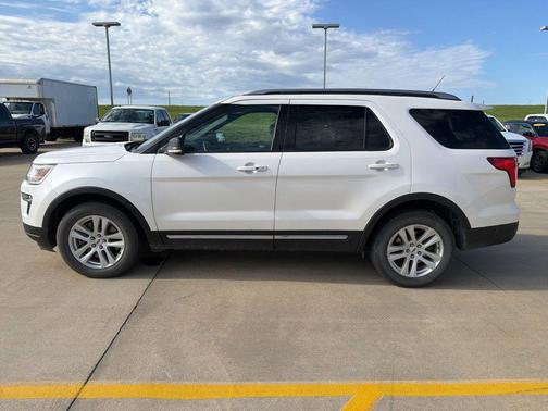 White Platinum 2018 Ford Explorer XLT