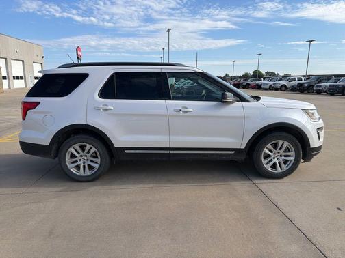 White Platinum 2018 Ford Explorer XLT