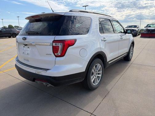 White Platinum 2018 Ford Explorer XLT