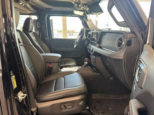 Black Clearcoat 2025 Jeep Wrangler Rubicon 392 Final Edition