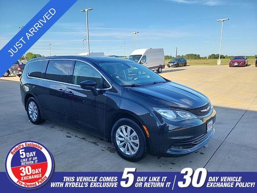 Brilliant Black Crystal Pearlcoat 2017 Chrysler Pacifica Touring