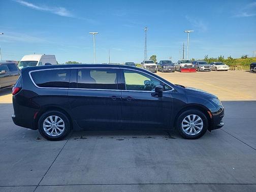 Brilliant Black Crystal Pearlcoat 2017 Chrysler Pacifica Touring