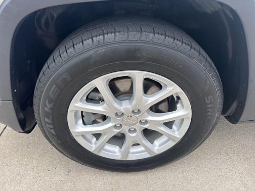 Bright White Clearcoat 2018 Jeep Cherokee Latitude Plus