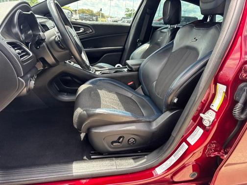 Velvet Red Pearlcoat 2016 Chrysler 200 S