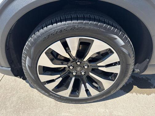 White Metallic 2025 Ford Explorer Platinum