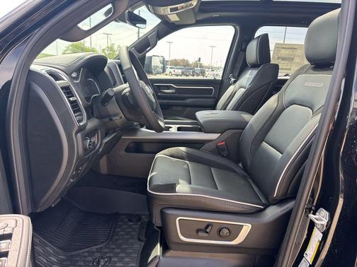 Diamond Black Crystal Pearlcoat 2026 RAM 1500 Laramie
