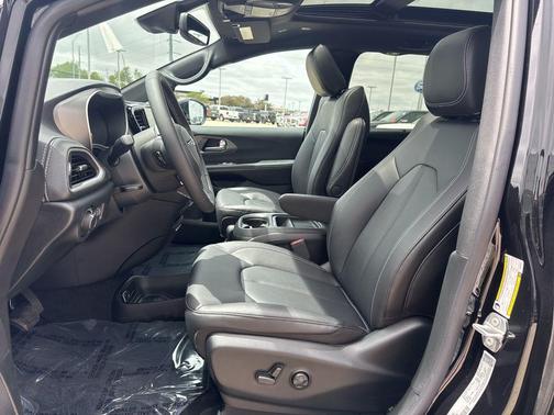 Diamond Black Crystal Pearlcoat 2027 Chrysler Pacifica L