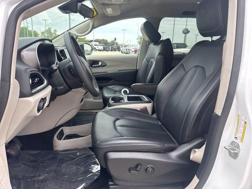 Bright White Clearcoat 2024 Chrysler Pacifica Touring L