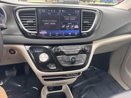 Bright White Clearcoat 2024 Chrysler Pacifica Touring L