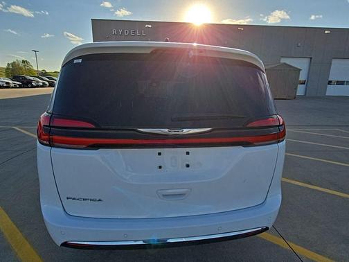Bright White Clearcoat 2024 Chrysler Pacifica Touring L