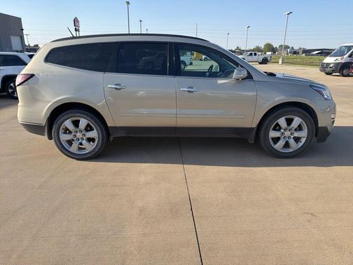 Champagne Silver Metallic 2016 Chevrolet Traverse 1LT