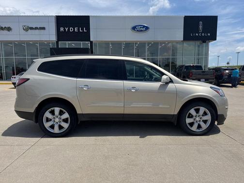 Champagne Silver Metallic 2016 Chevrolet Traverse 1LT