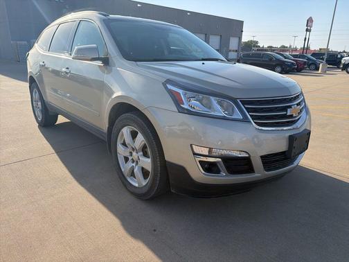 Champagne Silver Metallic 2016 Chevrolet Traverse 1LT