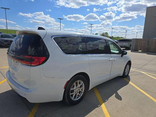Brilliant Black Crystal Pearlcoat 2023 Chrysler Pacifica Touring L