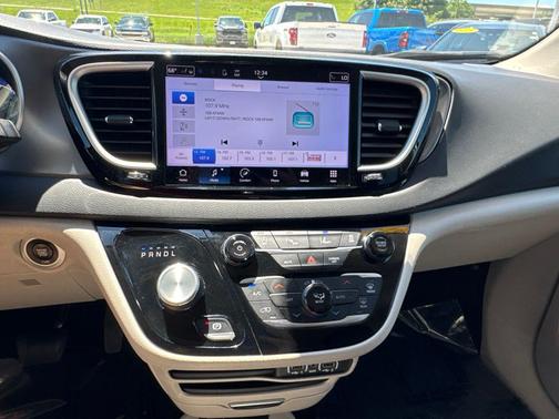 Brilliant Black Crystal Pearlcoat 2023 Chrysler Pacifica Touring L