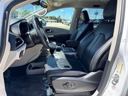 Brilliant Black Crystal Pearlcoat 2023 Chrysler Pacifica Touring L