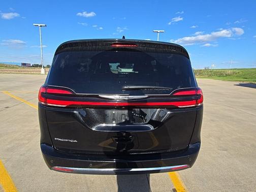 Diamond Black Crystal Pearlcoat 2025 Chrysler Pacifica L