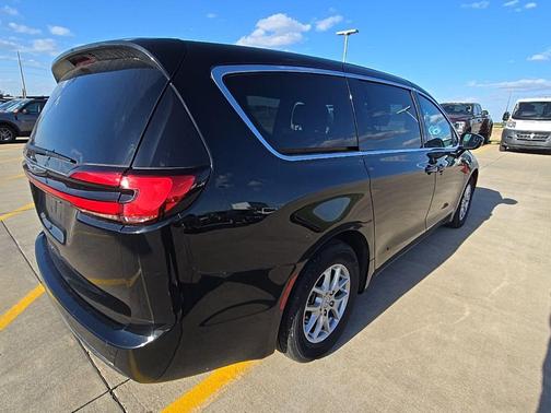 Diamond Black Crystal Pearlcoat 2025 Chrysler Pacifica L