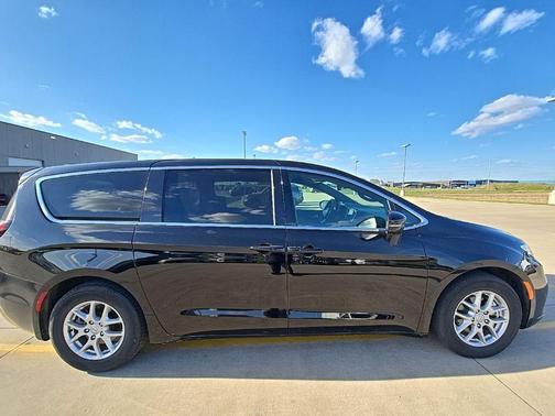 Diamond Black Crystal Pearlcoat 2025 Chrysler Pacifica L