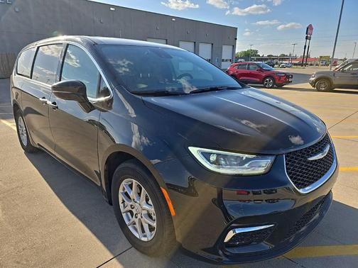 Diamond Black Crystal Pearlcoat 2025 Chrysler Pacifica L