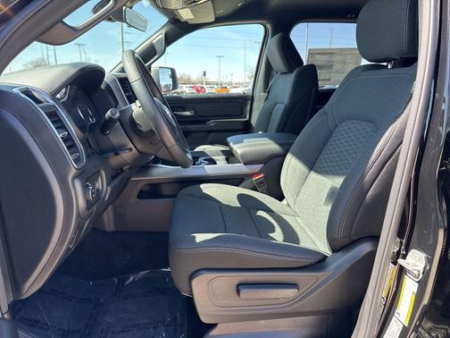 Diamond Black Crystal Pearlcoat 2026 RAM 1500 Express