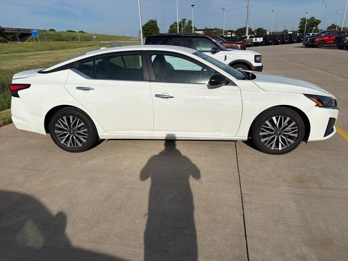 Glacier White 2025 Nissan Altima 2.5 SV