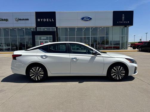 Glacier White 2025 Nissan Altima 2.5 SV