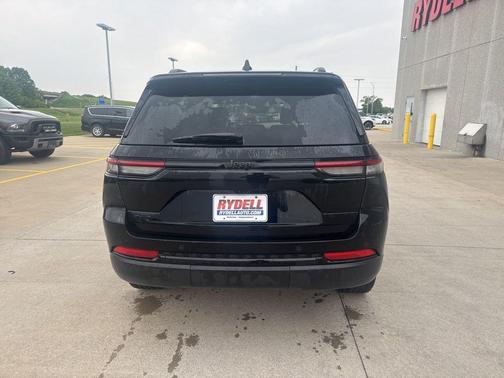 Diamond Black Crystal Pearlcoat 2025 Jeep Grand Cherokee Altitude