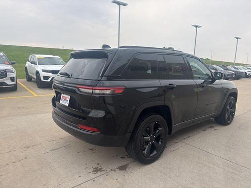 Diamond Black Crystal Pearlcoat 2025 Jeep Grand Cherokee Altitude