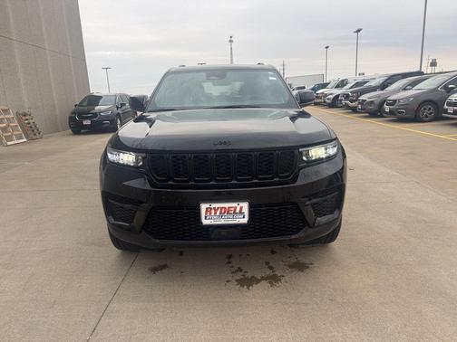 Diamond Black Crystal Pearlcoat 2025 Jeep Grand Cherokee Altitude