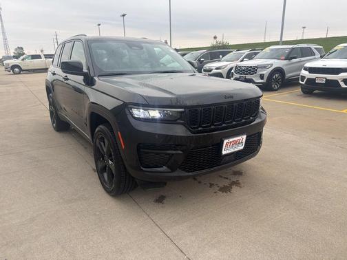 Diamond Black Crystal Pearlcoat 2025 Jeep Grand Cherokee Altitude