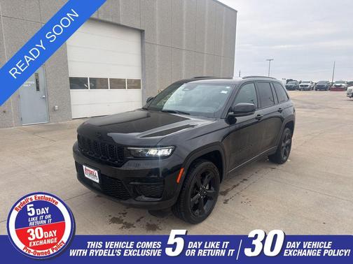 Diamond Black Crystal Pearlcoat 2025 Jeep Grand Cherokee Altitude