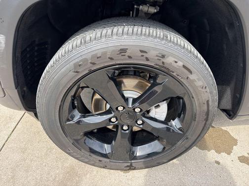 Diamond Black Crystal Pearlcoat 2025 Jeep Grand Cherokee Altitude