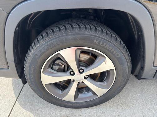 Diamond Black Crystal Pearlcoat 2020 Jeep Cherokee Limited