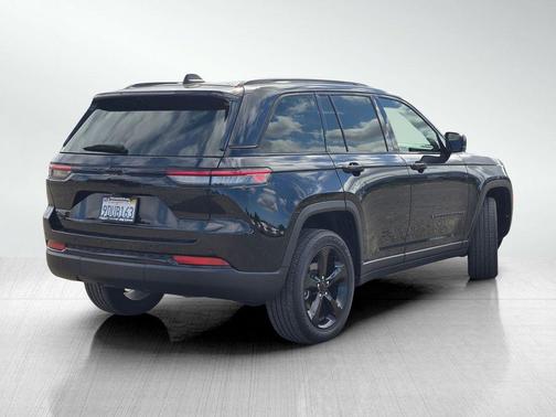 Diamond Black Crystal Pearlcoat 2023 Jeep Grand Cherokee Altitude