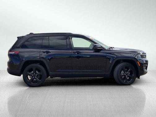 Diamond Black Crystal Pearlcoat 2023 Jeep Grand Cherokee Altitude