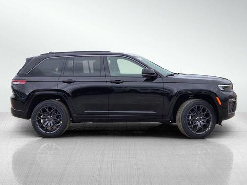 diamond black crystal pearlcoat 2026 Jeep Grand Cherokee Summit