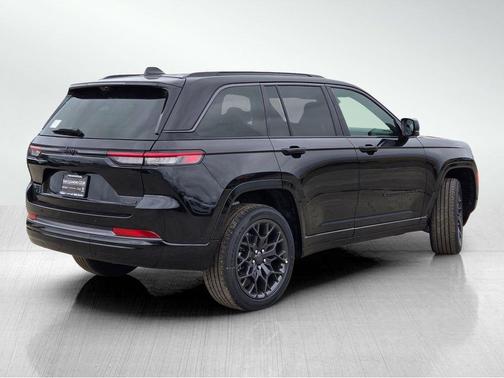 diamond black crystal pearlcoat 2026 Jeep Grand Cherokee Summit