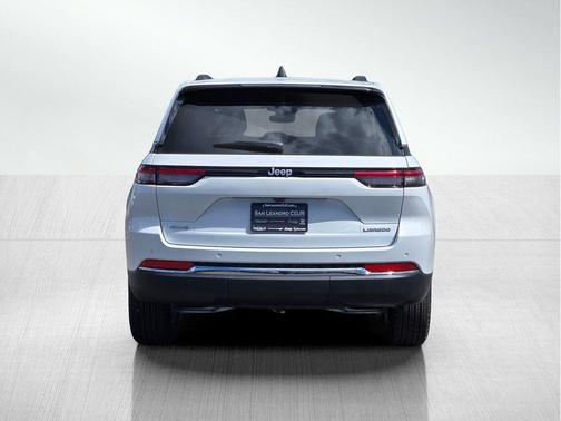 Bright White Clearcoat 2026 Jeep Grand Cherokee Laredo