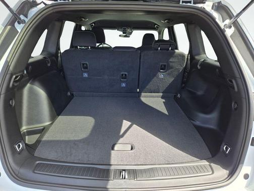 Bright White Clearcoat 2026 Jeep Grand Cherokee Laredo