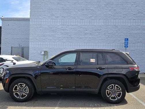 Diamond Black Crystal Pearlcoat 2022 Jeep Grand Cherokee 4xe Trailhawk