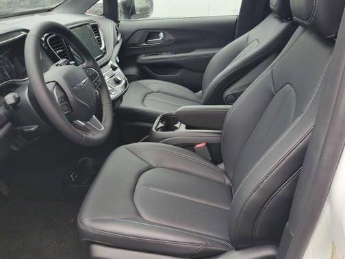 2025 Chrysler Pacifica L