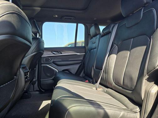 Diamond Black Crystal Pearlcoat 2026 Jeep Grand Cherokee Limited